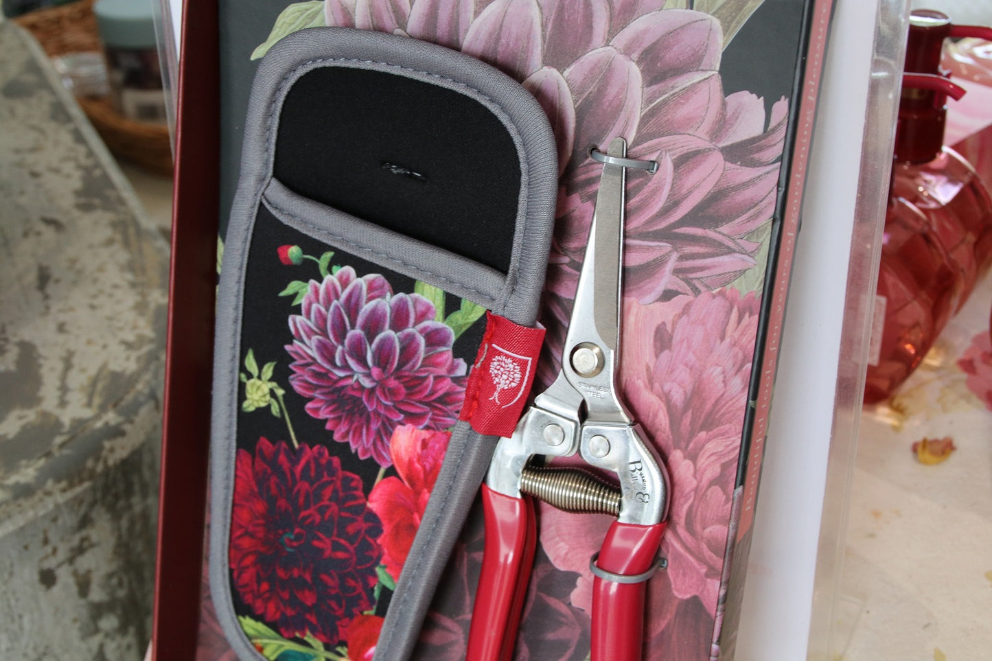 Burgon＆Ball社 園芸用小型はさみ＆ホルダー ギフトセット ダリアとボタン - RHS British Bloom Gift Boxed Snip and holster