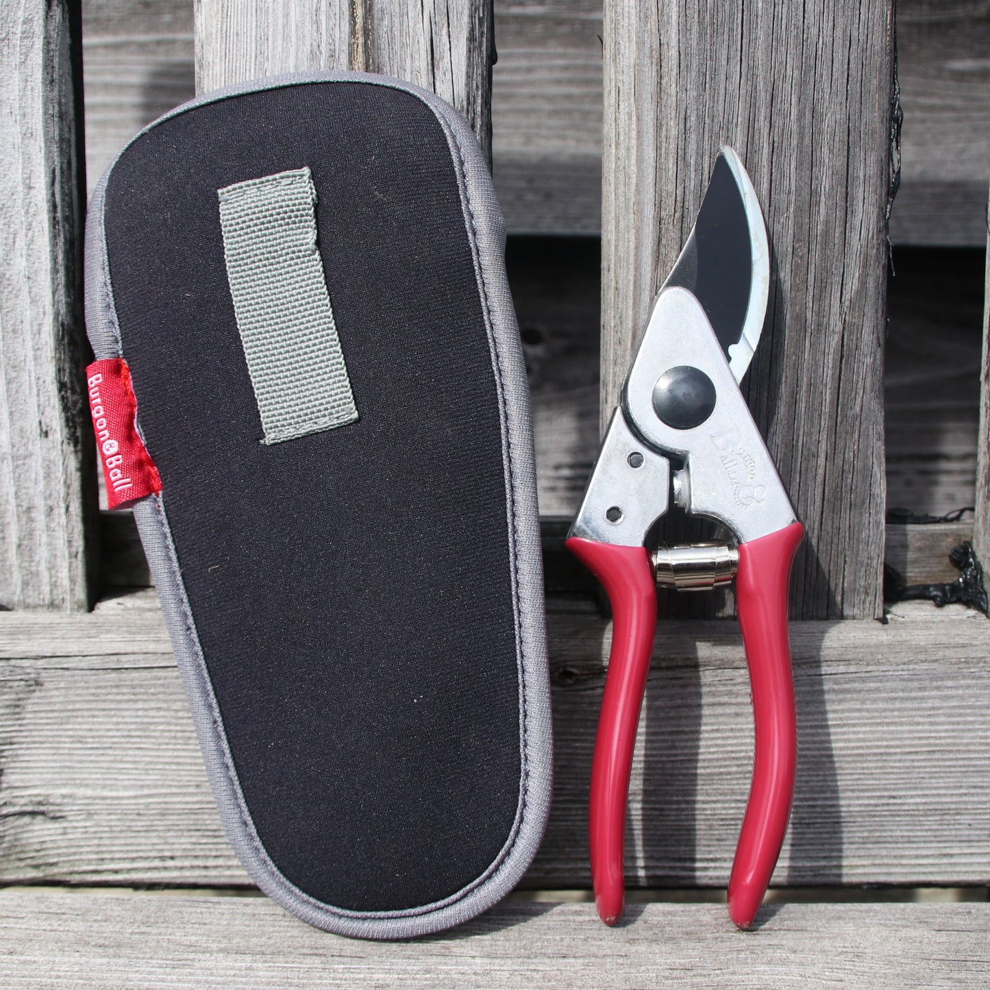 Burgon＆Ball社 剪定ばさみ＆ホルダー ギフトセット　ダリアとボタン - Pocket Pruner and Holster Gift Set