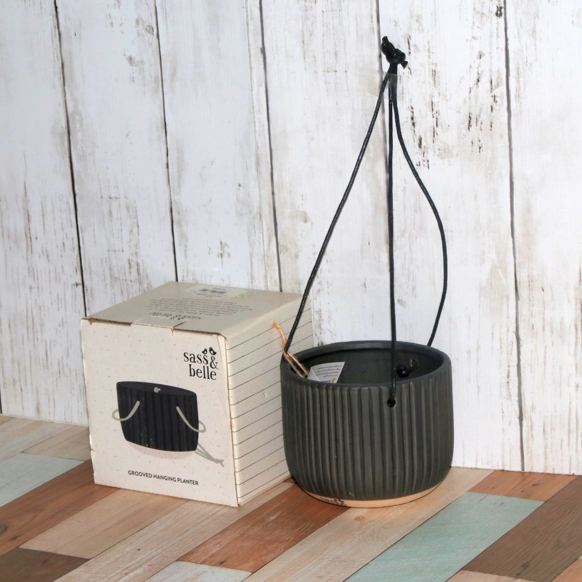 溝付き黒ハンギングプランター - Grooved Black Hanging Planter